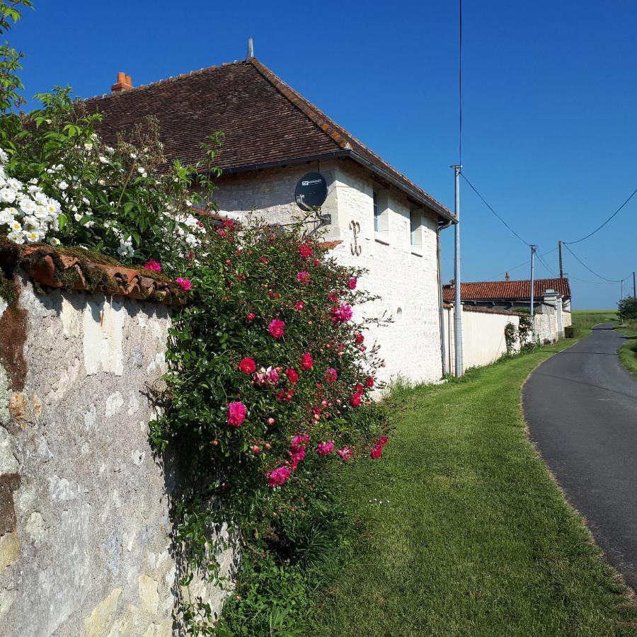 Gite Et Chambres D'Hotes Le Chene Billault Pouant Exterior foto