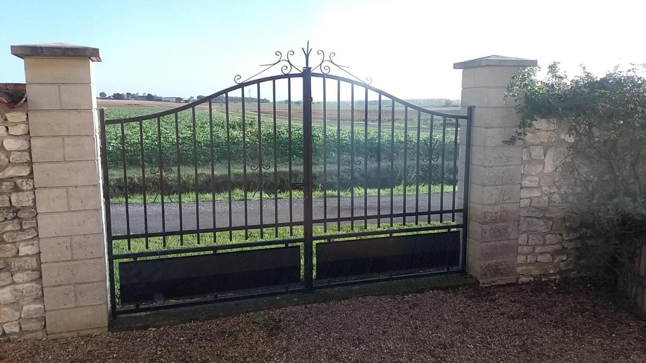 Gite Et Chambres D'Hotes Le Chene Billault Pouant Exterior foto